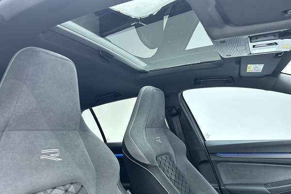 2023 Volkswagen Golf 110TSI R-Line 8