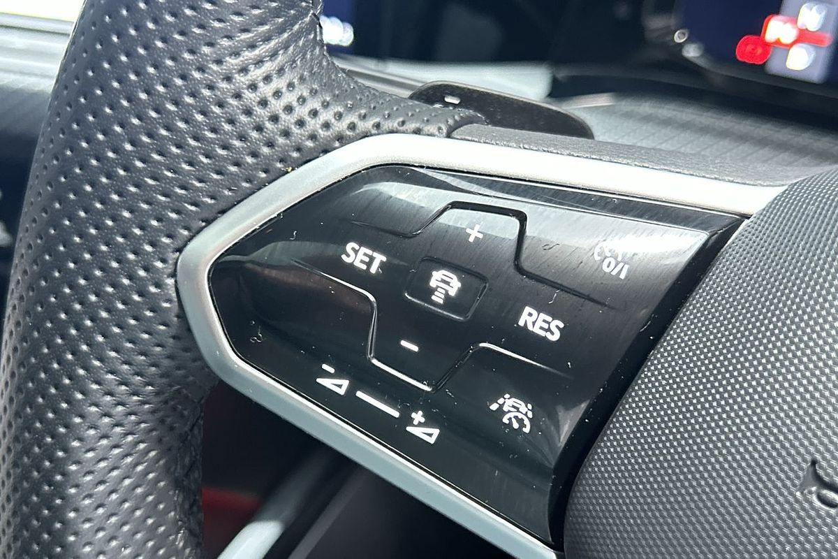 2023 Volkswagen Golf 110TSI R-Line 8