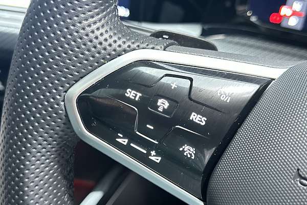 2023 Volkswagen Golf 110TSI R-Line 8