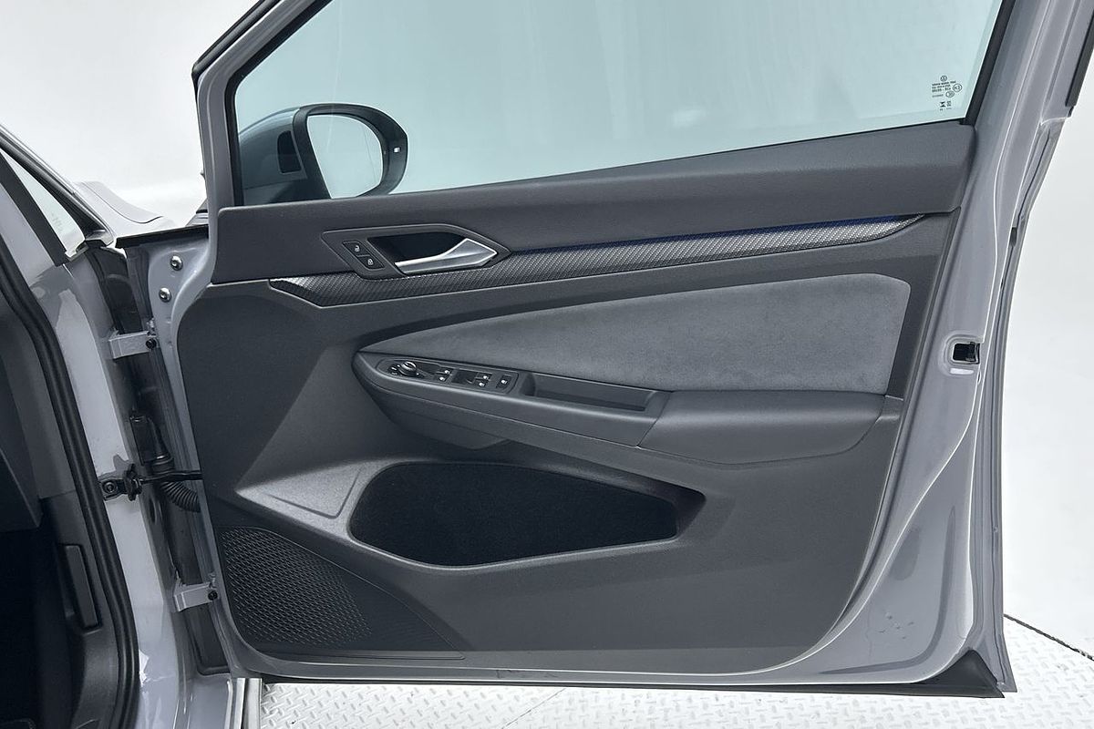 2023 Volkswagen Golf 110TSI R-Line 8