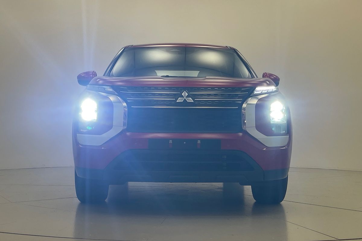 2023 Mitsubishi Outlander ES ZM