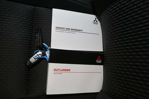 2024 Mitsubishi Outlander LS ZM