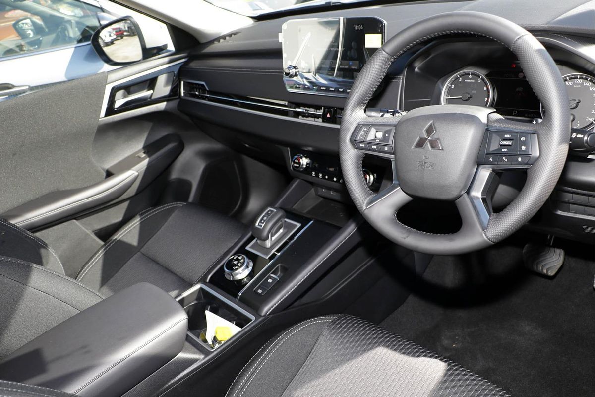 2024 Mitsubishi Outlander LS ZM