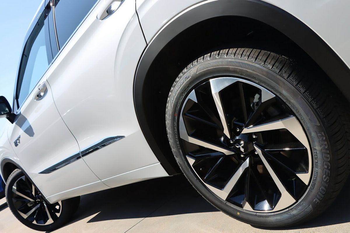 2025 Mitsubishi Outlander PHEV Exceed ZM