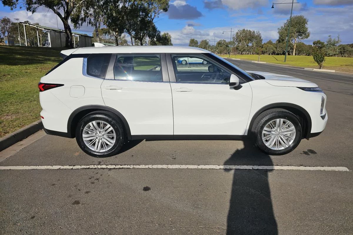 2024 Mitsubishi Outlander ES ZM