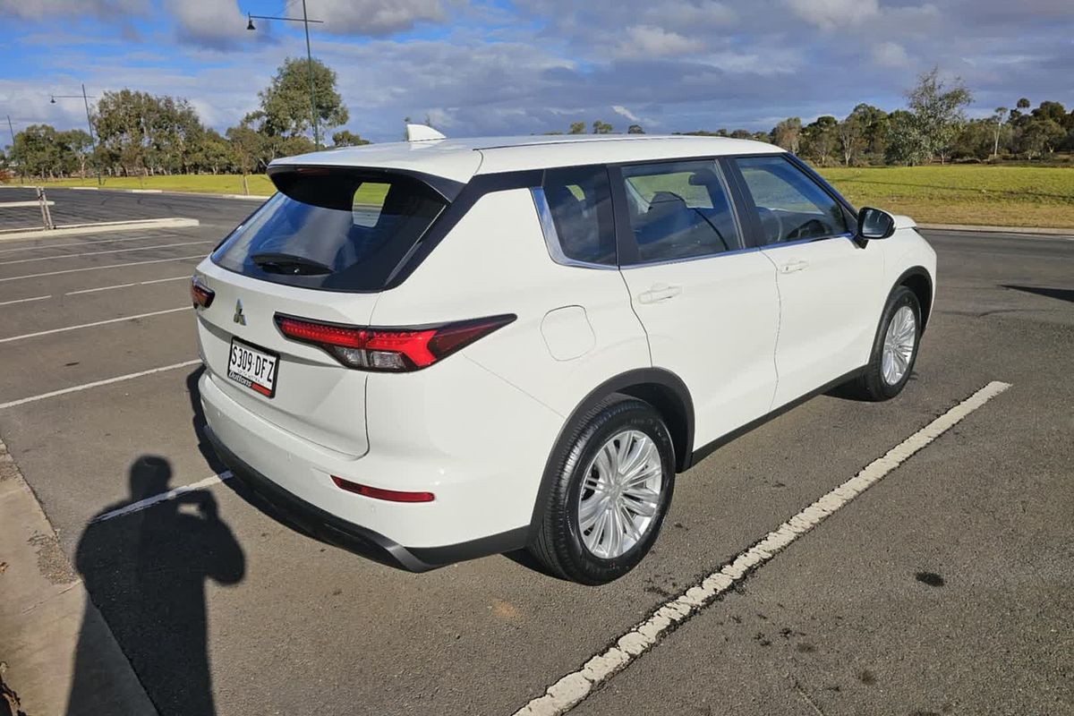 2024 Mitsubishi Outlander ES ZM