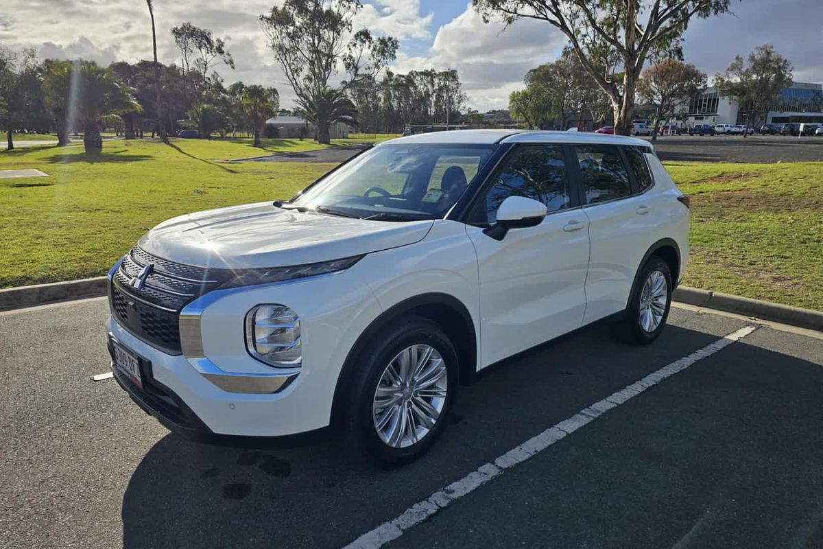 2024 Mitsubishi Outlander ES ZM