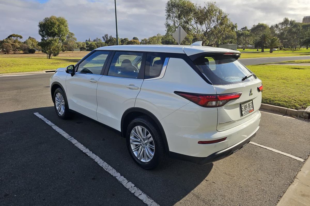 2024 Mitsubishi Outlander ES ZM