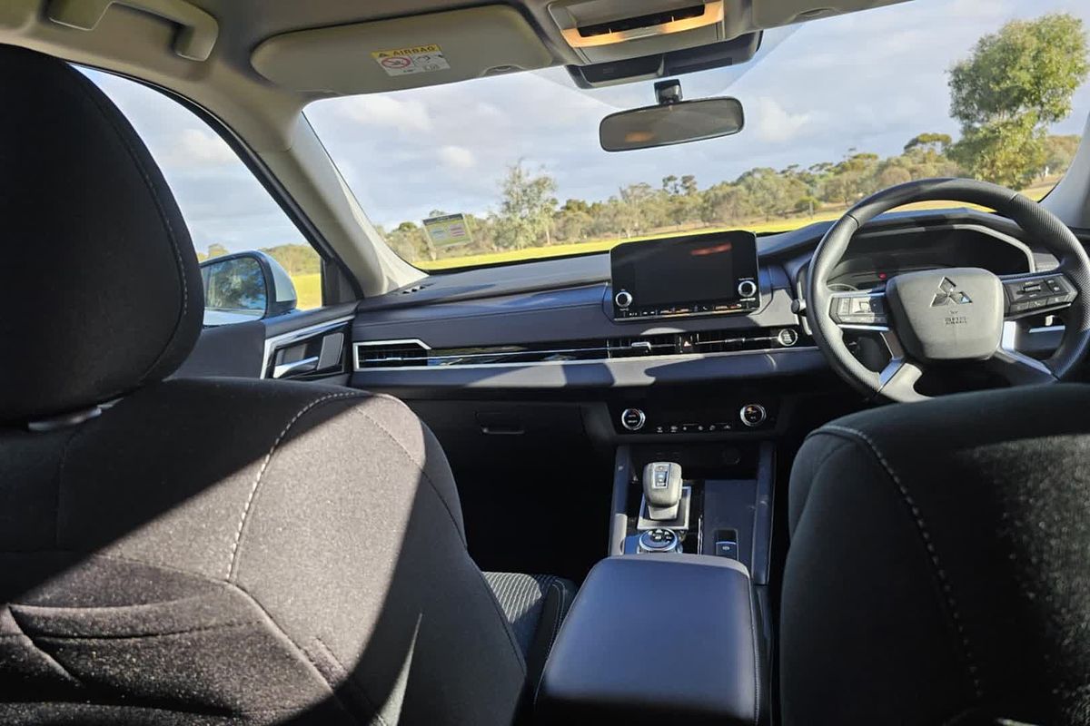 2024 Mitsubishi Outlander ES ZM