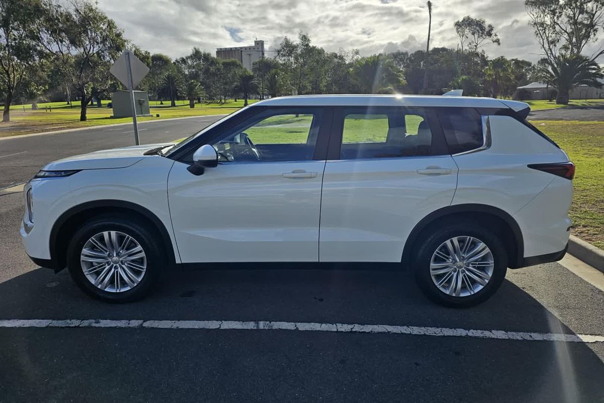 2024 Mitsubishi Outlander ES ZM
