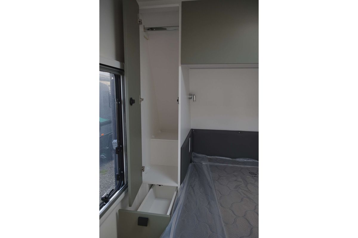 2025 New Age Manta Ray 18ft Embark MY25