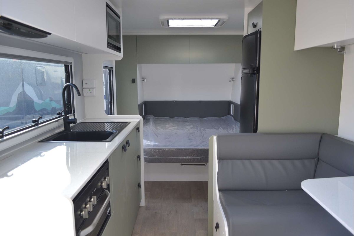 2025 New Age Manta Ray 18ft Embark MY25