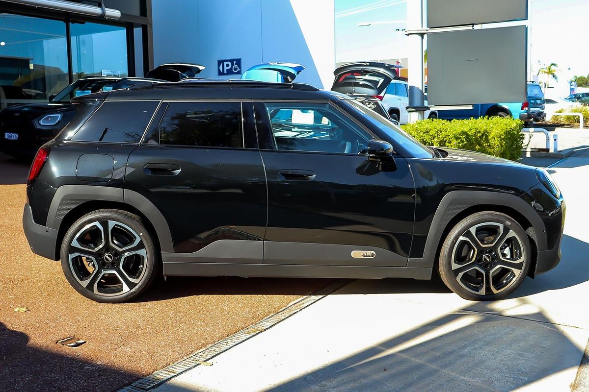 2024 MINI Aceman SE Favoured J05