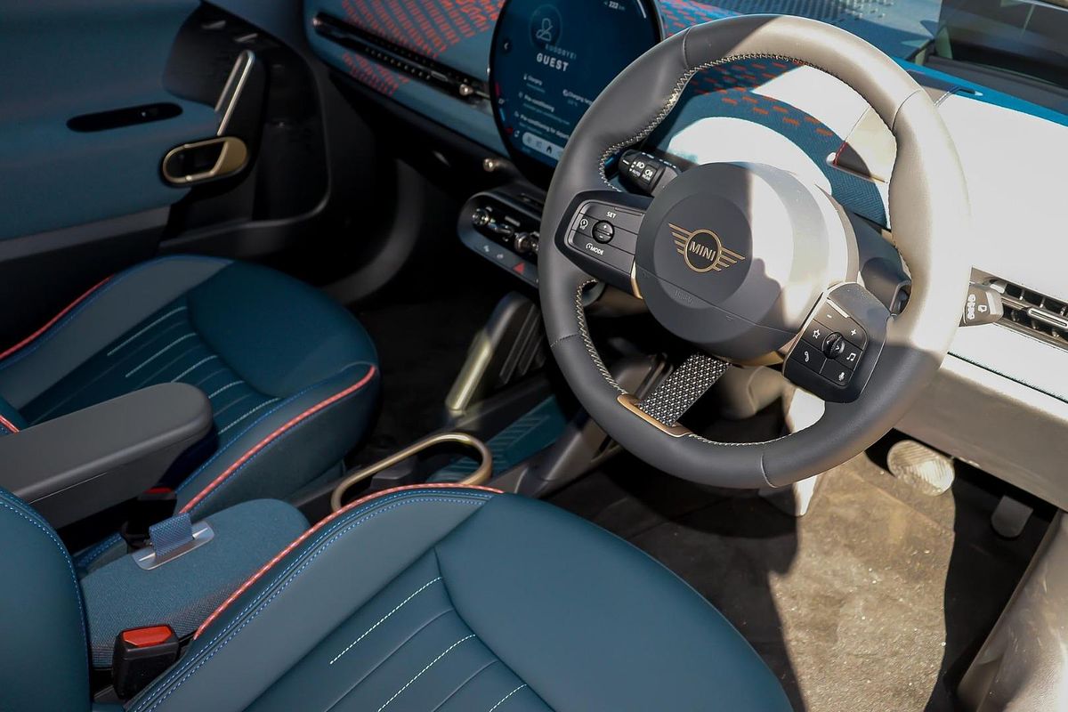 2024 MINI Aceman SE Favoured J05
