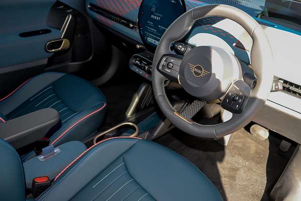 2024 MINI Aceman SE Favoured J05