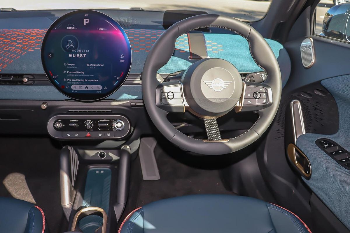 2024 MINI Aceman SE Favoured J05