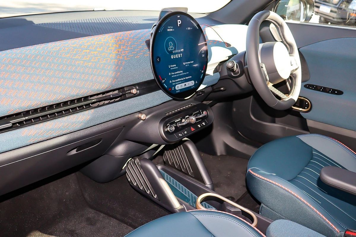 2024 MINI Aceman SE Favoured J05