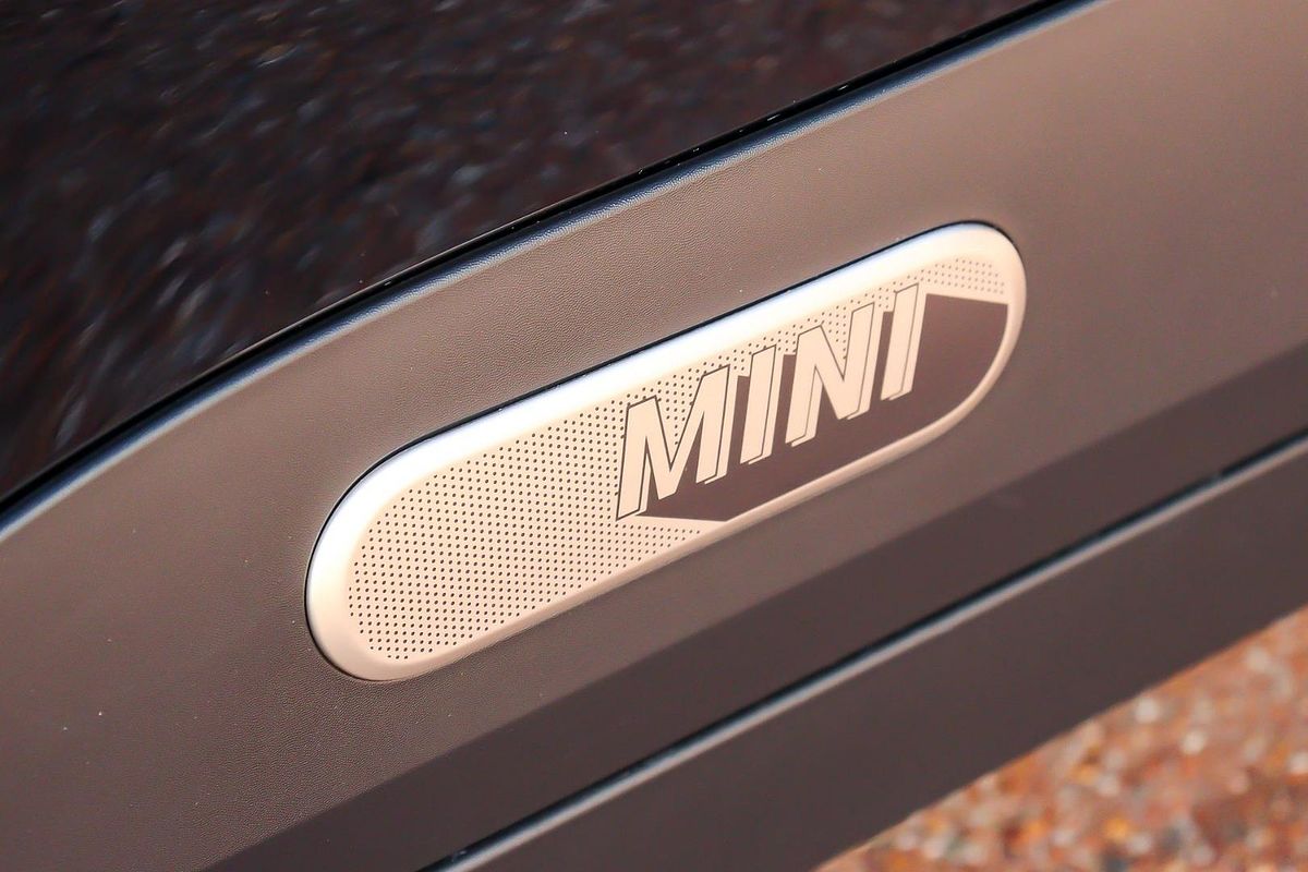 2024 MINI Aceman SE Favoured J05