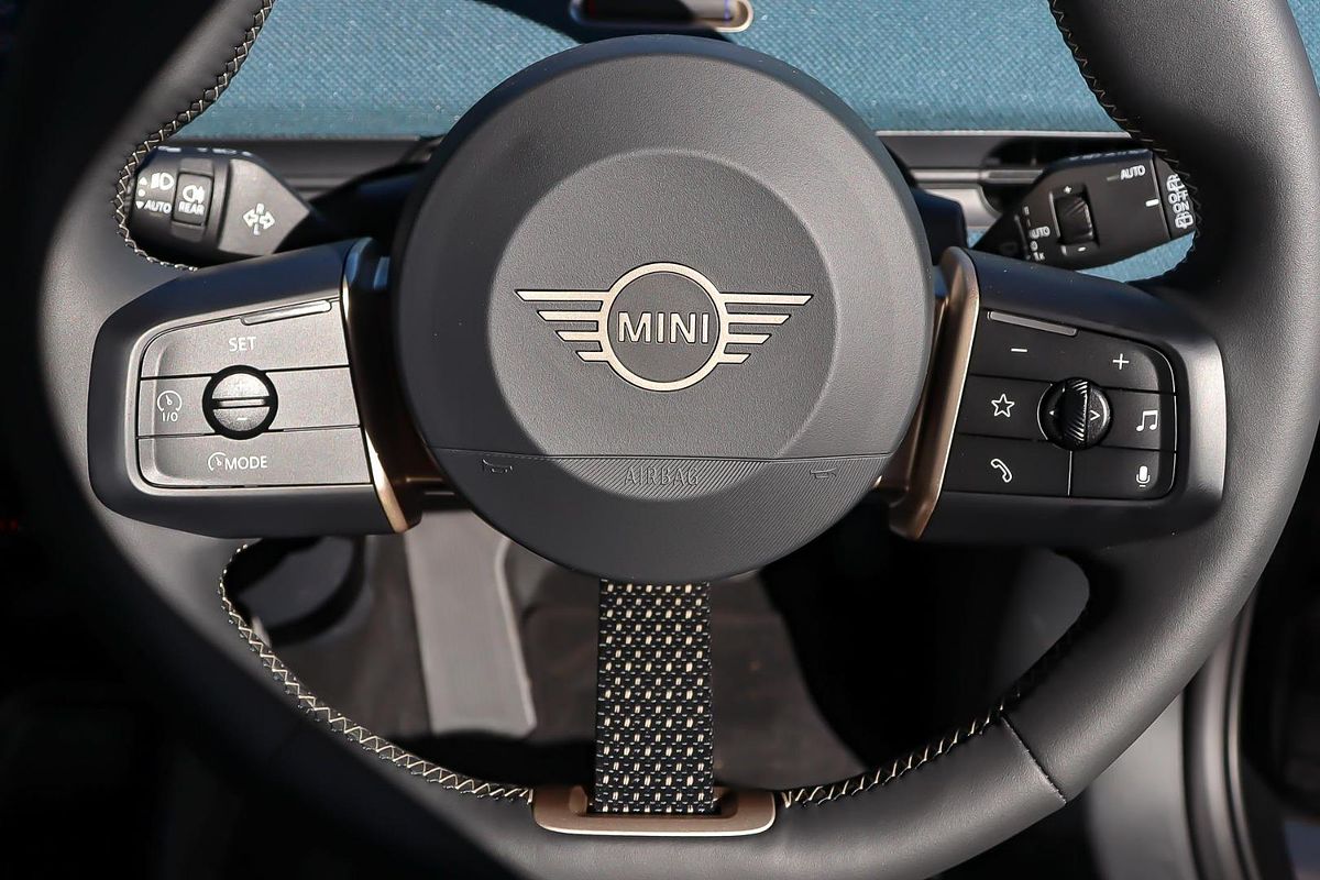 2024 MINI Aceman SE Favoured J05