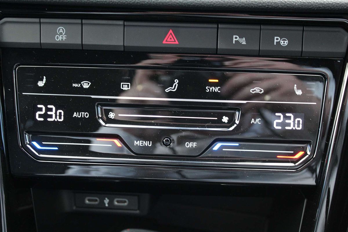 2025 Volkswagen T-Roc 140TSI R-Line D11