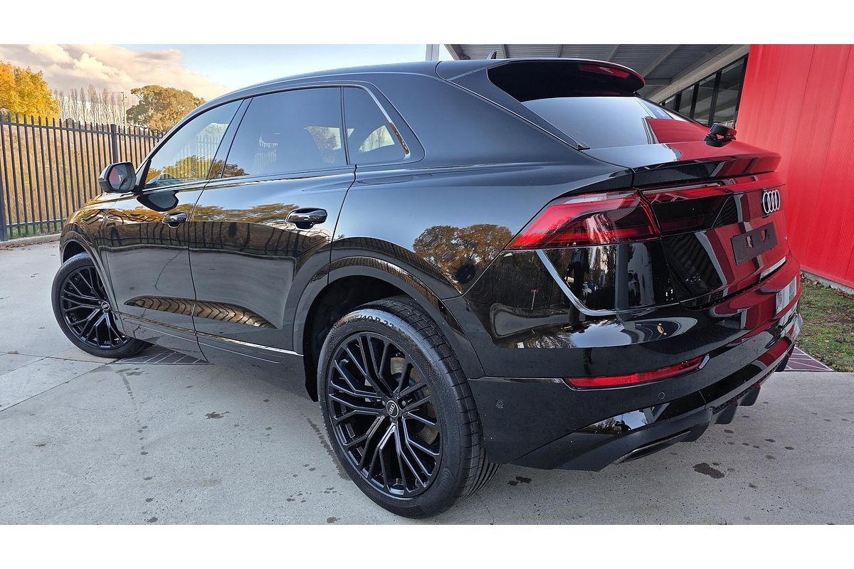 2025 Audi Q8 55 TFSI S line F1