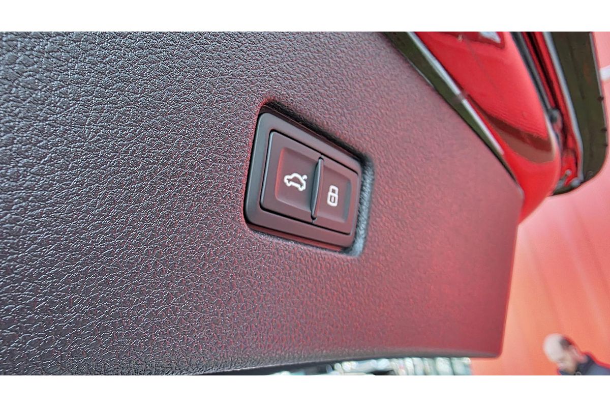 2025 Audi Q8 55 TFSI S line F1