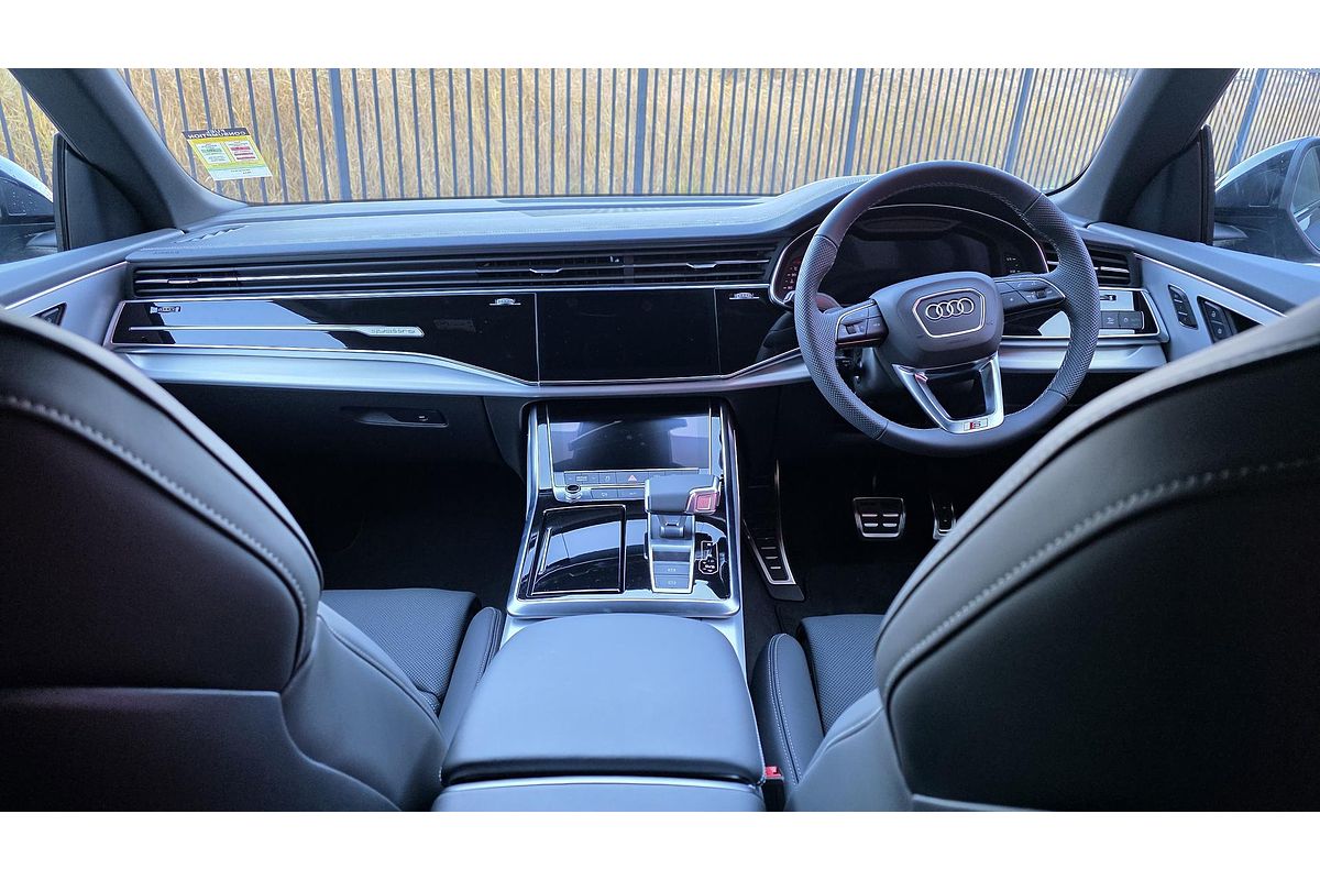 2025 Audi Q8 55 TFSI S line F1