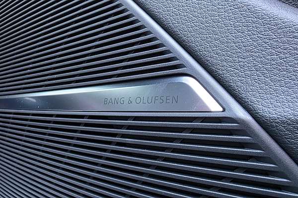 2025 Audi Q8 55 TFSI S line F1