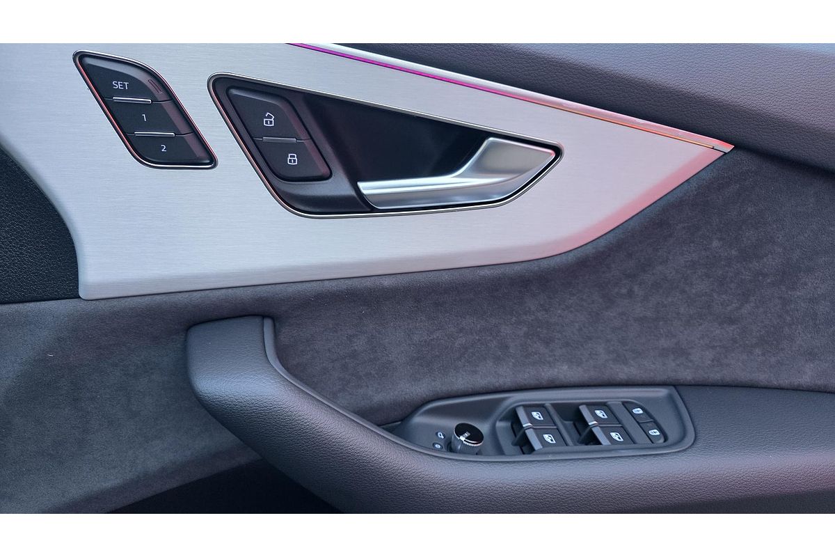 2025 Audi Q8 55 TFSI S line F1