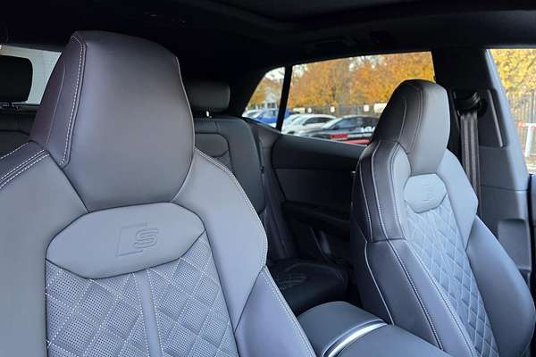 2025 Audi Q8 55 TFSI S line F1