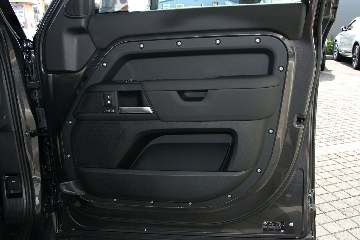 2025 Land Rover Defender 130 D350 X-Dynamic SE L663