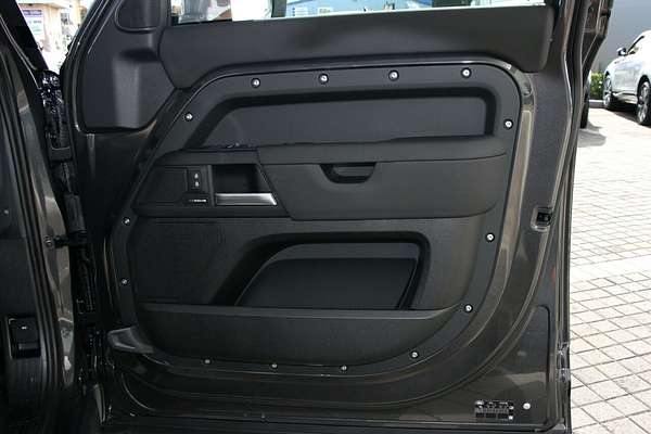 2025 Land Rover Defender 130 D350 X-Dynamic SE L663