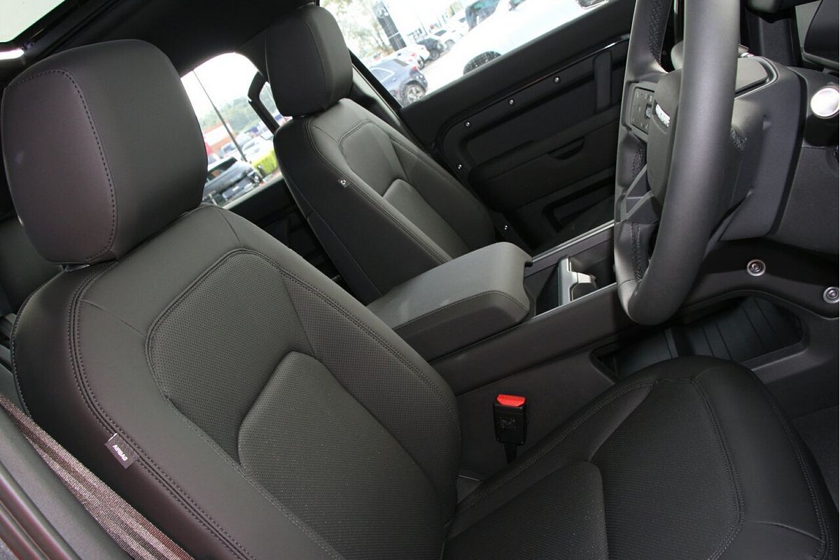 2025 Land Rover Defender 130 D350 X-Dynamic SE L663