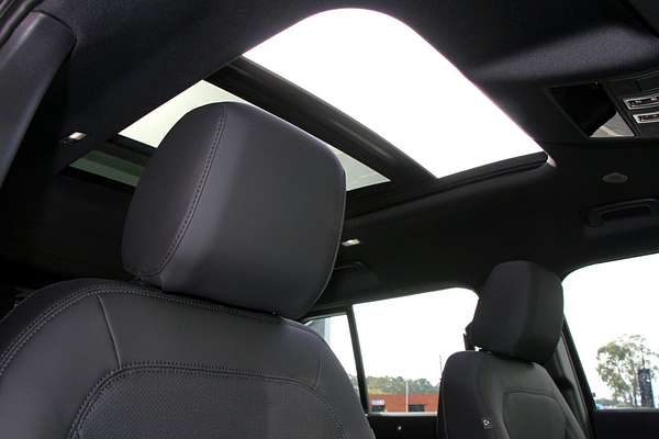 2025 Land Rover Defender 130 D350 X-Dynamic SE L663