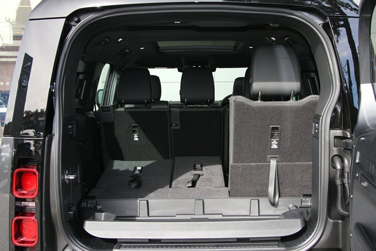 2025 Land Rover Defender 130 D350 X-Dynamic SE L663