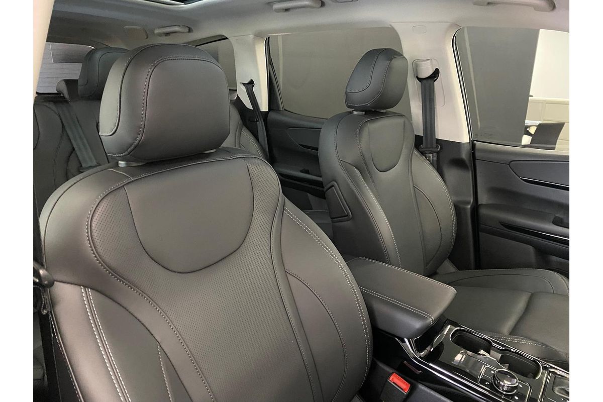2025 Mahindra XUV700 AX7L