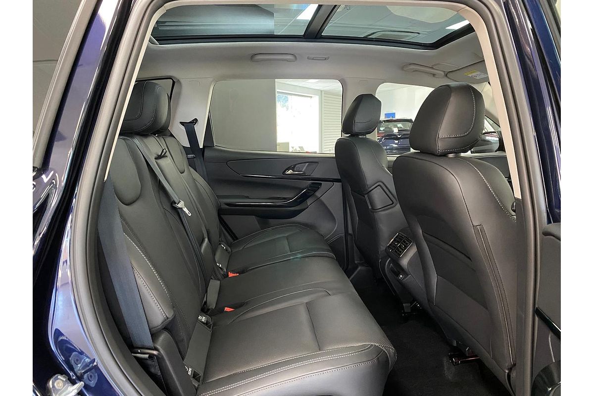 2025 Mahindra XUV700 AX7L