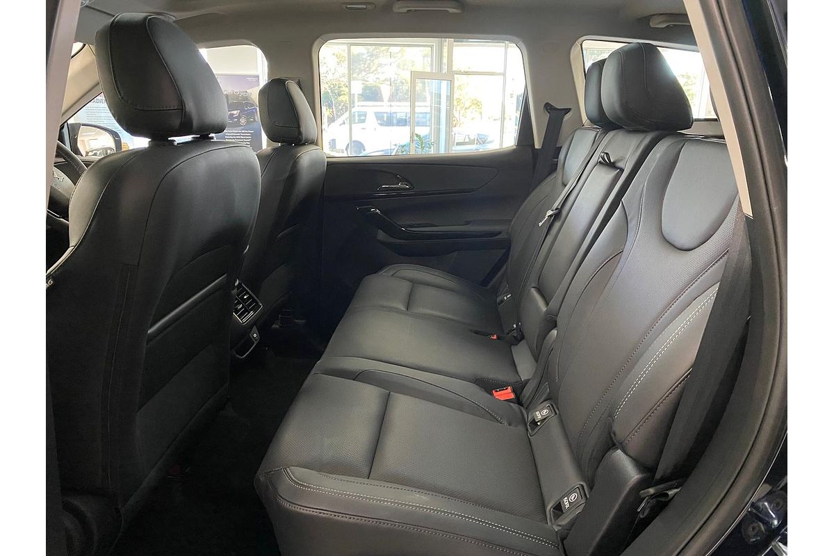 2025 Mahindra XUV700 AX7L