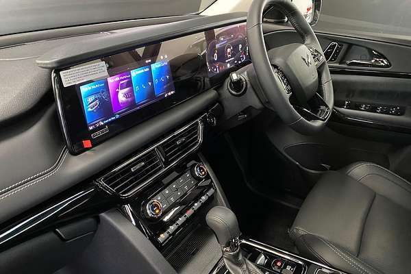 2025 Mahindra XUV700 AX7L