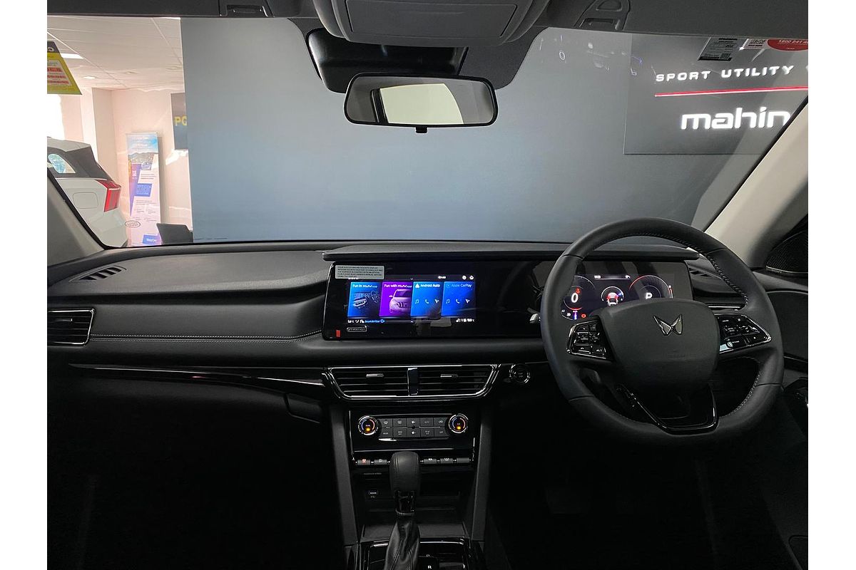 2025 Mahindra XUV700 AX7L