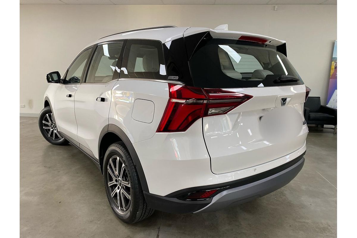 2024 Mahindra XUV700 AX7L