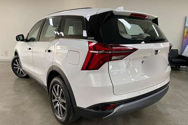 2024 Mahindra XUV700 AX7L