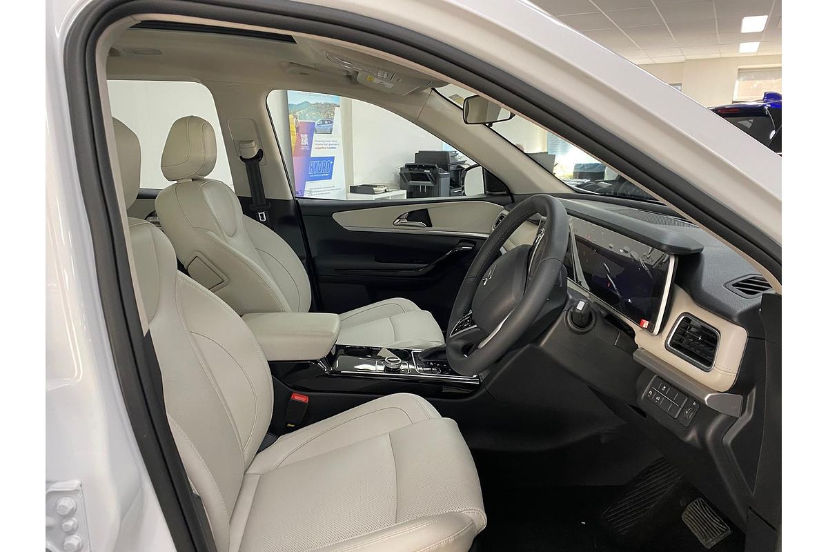 2024 Mahindra XUV700 AX7L