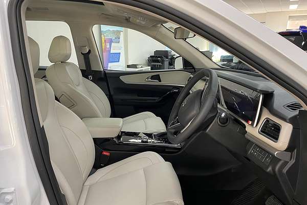 2024 Mahindra XUV700 AX7L