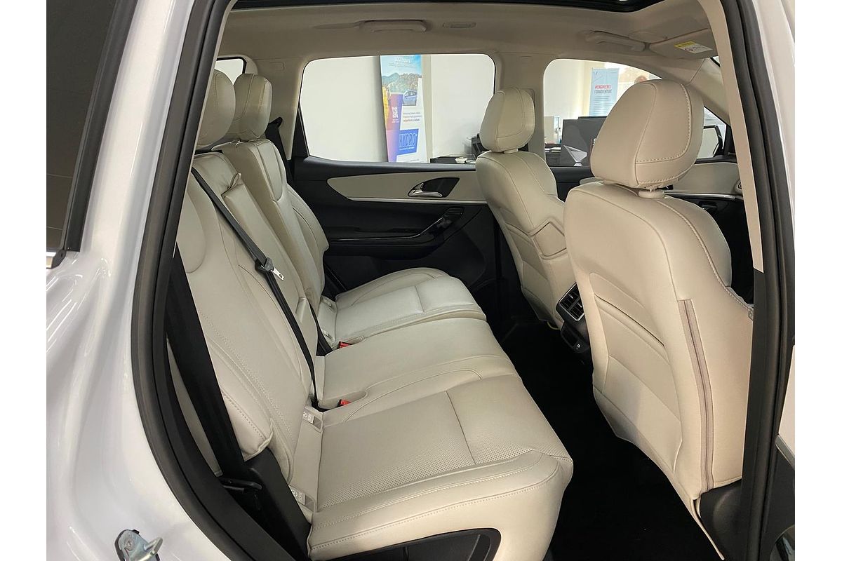2024 Mahindra XUV700 AX7L