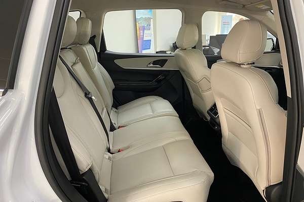 2024 Mahindra XUV700 AX7L