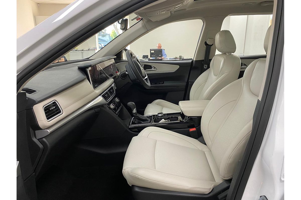 2024 Mahindra XUV700 AX7L