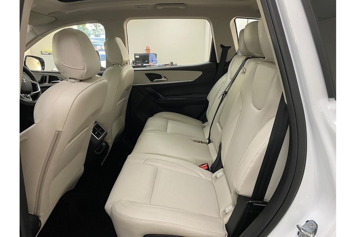2024 Mahindra XUV700 AX7L
