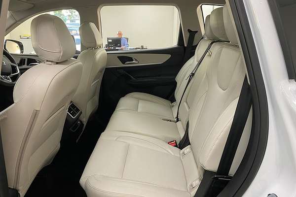 2024 Mahindra XUV700 AX7L