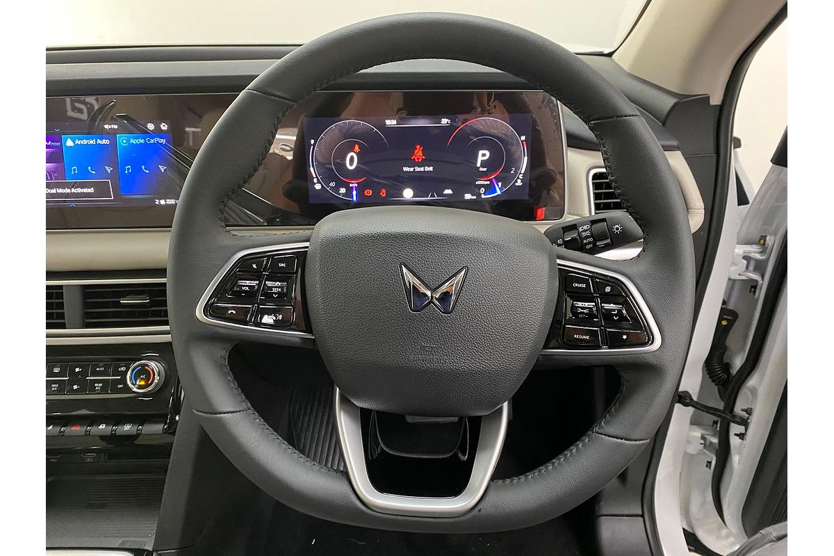 2024 Mahindra XUV700 AX7L